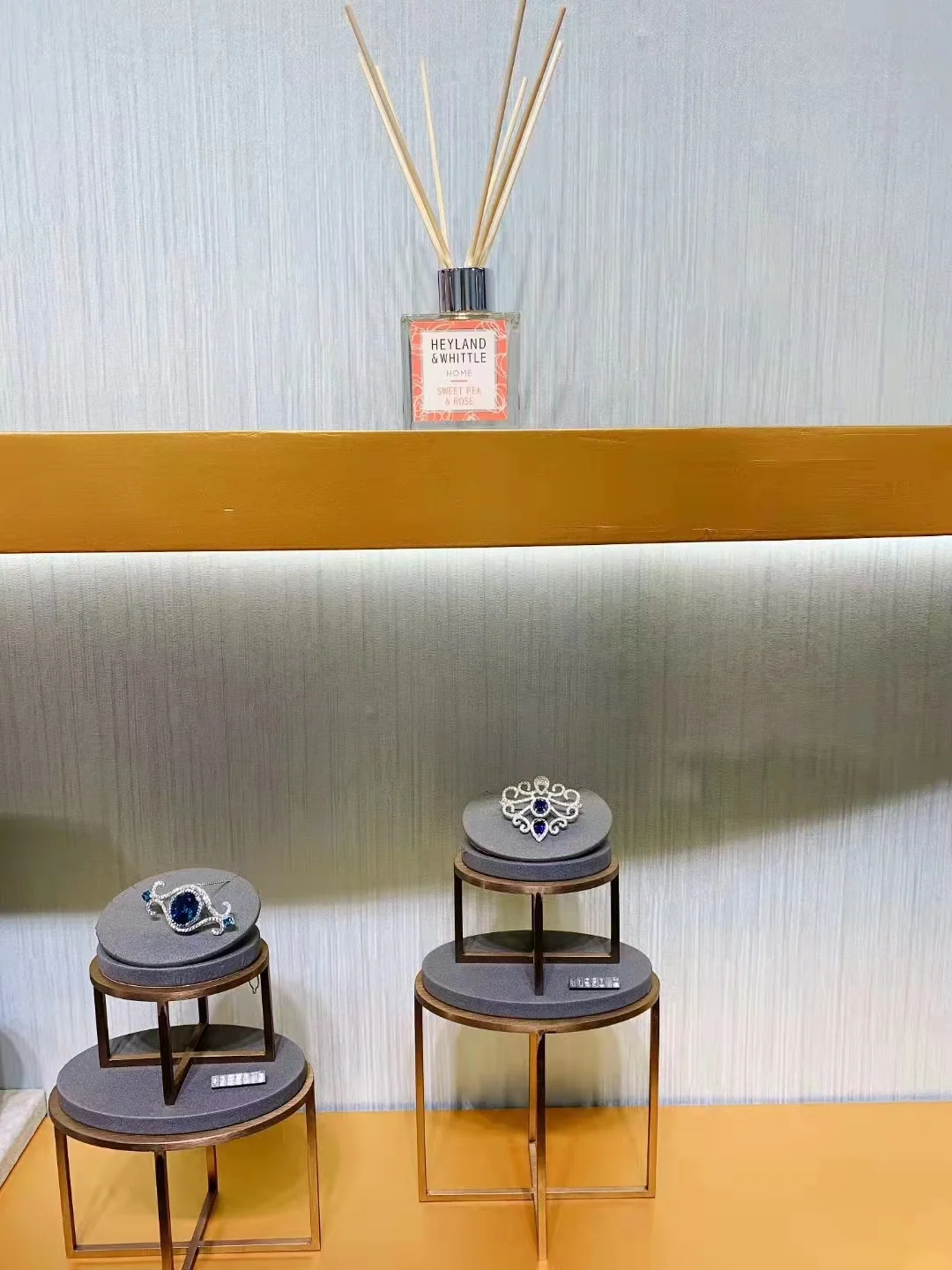 heyland whittle在世界顶级珠宝鞋店，进博会3000万的珠宝鞋就在GENAVANT家